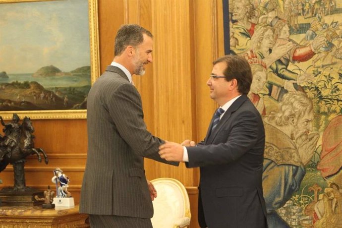 El Rey Felipe VI saluda a Guillermo Fernández Vara, en una imagen de archivo
