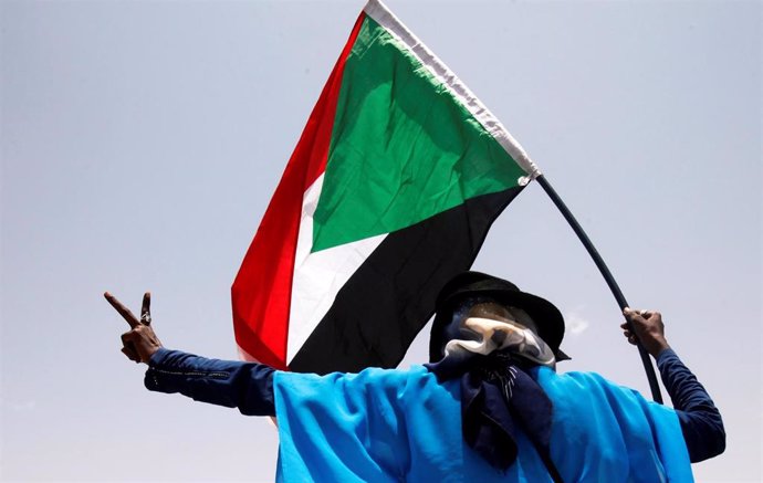 Imagen de archivo de la celebración del acuerdo general alcanzado por la oposición y la junta militar en Sudán el 5 de julio
