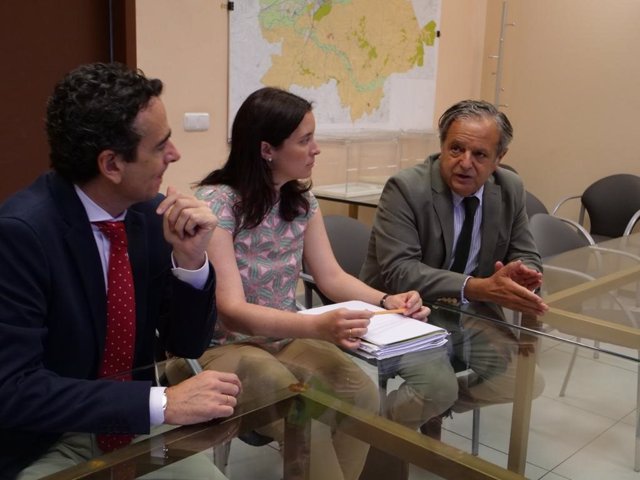 El director general de Infraestructuras, Enrique Catalina; la delegada de Fomento de la Junta en Córdoba, Cristina Casanueva, y el presidente de la GMU, Salvador Fuentes, durante la reunión.