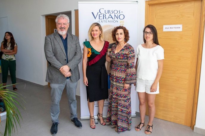 La consejera de Empleo, Ana Belén Álvarez, y otros, en el curso de la UC