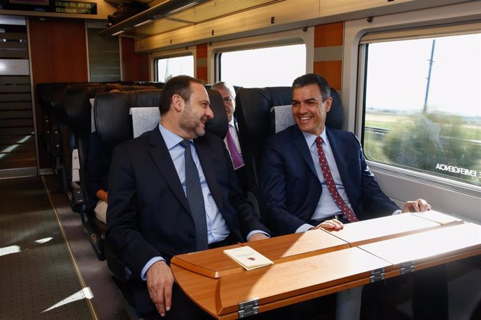 Viaje inaugural del AVE a Granada con el Presidente del Gobierno, Pedro Sanchez (d) y el Ministro del Interior, José Luis Ábalo (i).