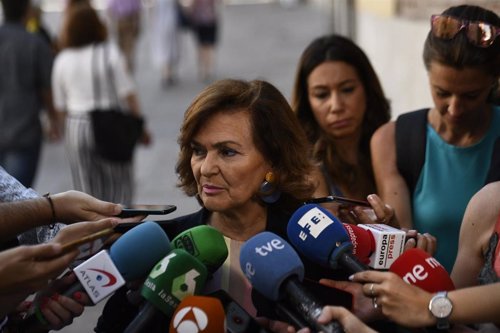 La vicepresidenta en funciones del Gobierno, Carmen Calvo, atiende a los medios
