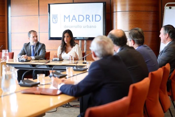 La vicealcaldesa de Madrid, Begoña Villacís, y el delegado de Desarrollo Urbano, Mariano Fuentes, se reúnen con las juntas de compensación de los desarrollos del sureste.