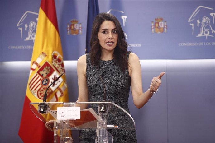 La portavoz de Ciudadanos en el Congreso de los Diputados, Inés Arrimadas, ofrece declaraciones a los medios de comunicación.