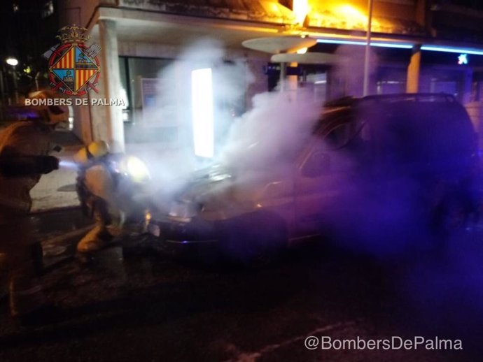 Furgoneta incendiada al carrer d'Eusebi Estada.