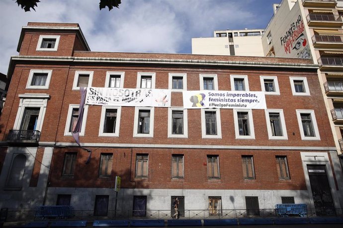 Imagen del edificio (con pancartas reivindicativas) ubicado en la calle Gobernación con paseo del Prado okupado por La Ingobernable en Madrid. Vacío desde el año 2012, el edificio acogió dependencias de la Universidad Nacional de Educación a Distancia (