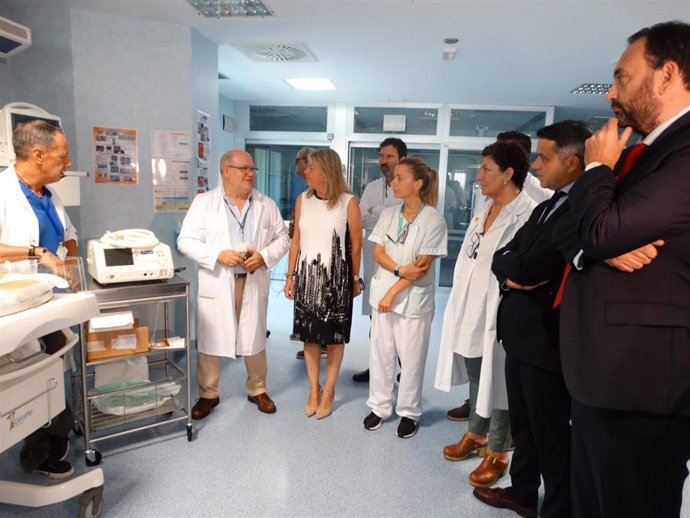 Presentación la directora gerente del Hospital Costa del Sol, Luisa Lorenzo; el presidente de la Fundación CLC World, Juan Miguel Marcos; y la alcaldesa, Ángeles Muñoz
