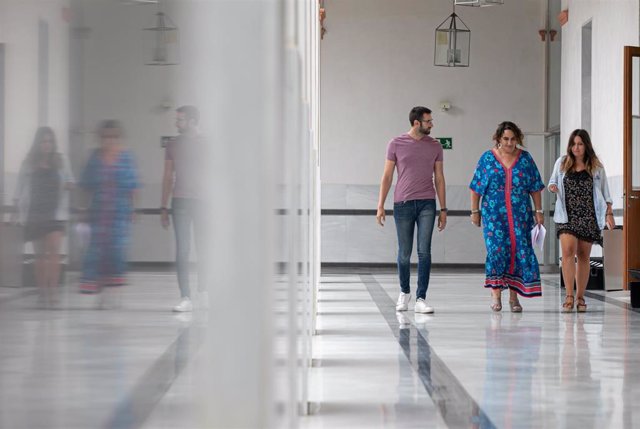 La presidenta del grupo parlamentario de Adelante Andalucía, Ángela Aguilera, llegando a la sala de prensa