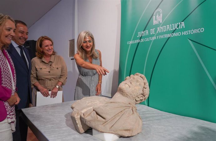 La consejera de Cultura y Patrimonio Histórico, Patricia del Pozo, en la presentación del busto romano del emperador Adriano