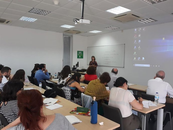 Alumnos de los cursos de verano de la Universidad Internacional de Andalucía (UNIA) siguen la intervención de la escritora Sara Mesa