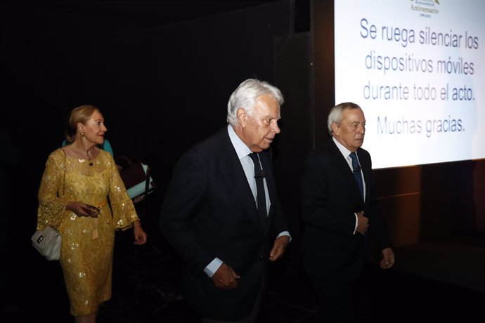 El expresidente del Gobierno español Felipe González y el exministro Carlos Solchaga llegan al acto del XX Aniversario de la Fundación Euroamérica en Casa América.