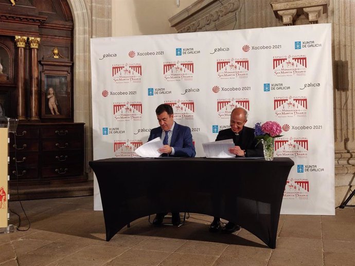 El conselleiro de Cultura, Román Rodríguez, y el rector del Seminario Mayor de San Martín Pinario, Carlos Álvarez, firman un convenio de colaboración para el Año Santo