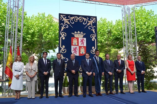 F. Mañueco en el centro, con sus 10 consejeros.