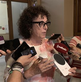 La concejal de Servicios Sociales muestra los dispositivos de teleasistencia avanzada.