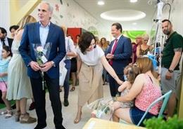 La candidata del PP a la Comunidad de Madrid, Isabel Díaz Ayuso, visita el Hospital Niño Jesús.