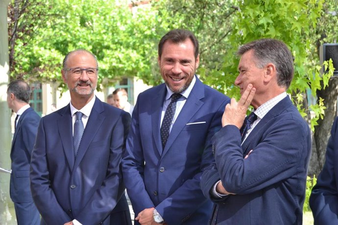 Puente (centro) junto a Luis Fuentes (I) y Francisco Vázquez (D).