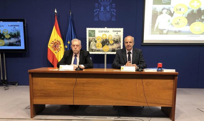 El secretario de Estado de la Seguridad Social, Octavio Granado (izquierda), y el director de filatelia de Correos, Modesto Fraguas (izquieda), en la presentación del sello que conmemora los 40 años de las entidades gestoras de la Seguridad Social