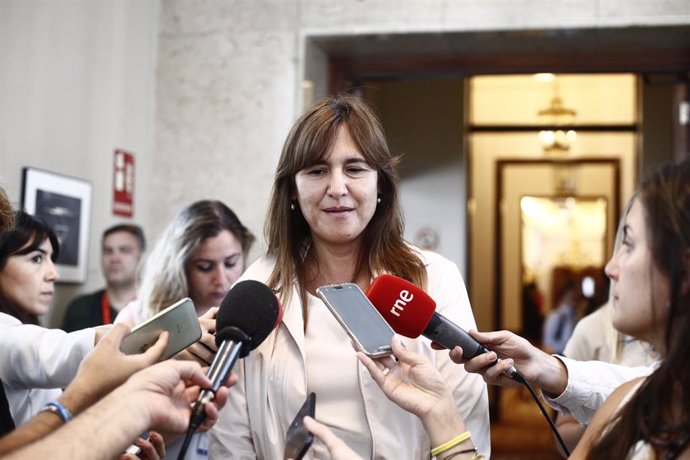 La portavoz de Junts per Cataluña en el Congreso, Laura Borrs, ofrece declaraciones a los medios de comunicación.