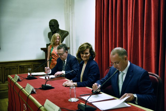 La vicepresidenta del Gobierno en funciones, Carmen Calvo, ofrece declaraciones a los medios de comunicación tras la la firma del convenio entre la Agencia Estatal del BOE y la Real Academia de Ciencias Morales y Políticas en la sede de la Real Academia d