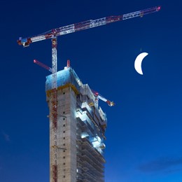 La Torre Caleido con una luna suspendida del artista SpY.