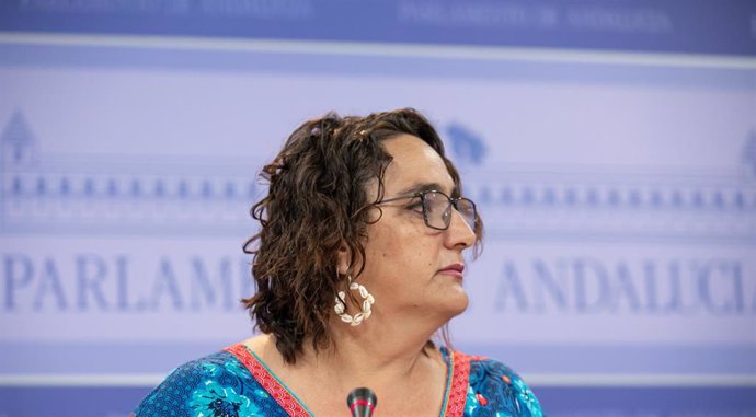 La presidenta del grupo parlamentario de Adelante Andalucía, Ángela Aguilera, en rueda de prensa