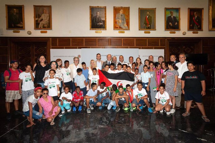El Ayuntamiento de Zaragoza ha recibido a niños saharauis del programa 'Vacaciones en paz'