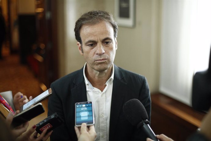 El diputado de en Comú Podem-Guanyem el Canvi, Jaume Asens Llodrá, atiende a los medios de comunicación antes de la reunión de la Junta de Portavoces del Congreso de los Diputados.
