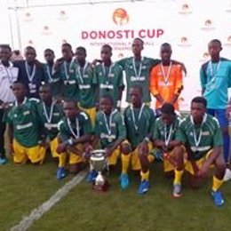 Jóvenes de Sierra Leona que han participado en el torneo de fútbol Donosti Cup