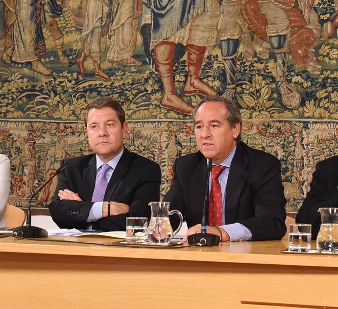 El presidente de C-LM, Emiliano García-Page, y el presidente de Cecam, Ángel Nicolás.