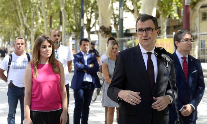 El alcalde de Murcia, José Ballesta, junto a la concejal de Movilidad Sostenible y Juventud, Rebeca Pérez, visitan la apertura del eje lateral oeste de la Fase II de la Avenida Alfonso X El Sabio