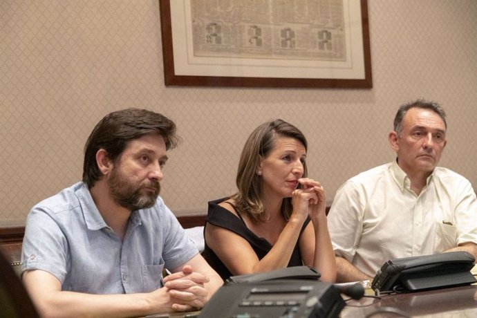 Los diputados de Unidas Podemos Rafa Mayoral, Yolanda Díaz y Enrique Santiago, en una reunión en el Congreso