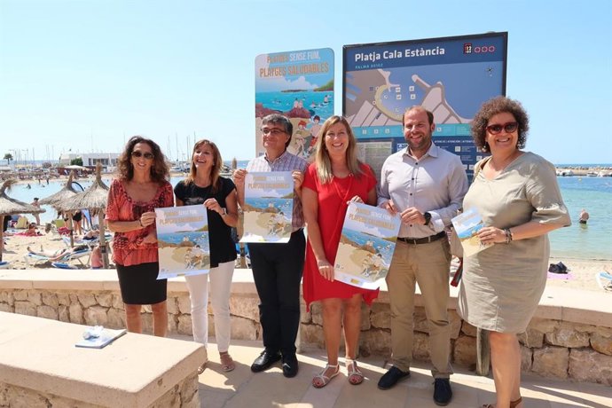 El conseller de Medi ambient, Miquel Mir (2d), i la consellera de Salut i Consum, Patricia Gómez (3i), entre uns altres, durant l'acte de senyalització de la 'Platja sense fum' en Cala Estncia