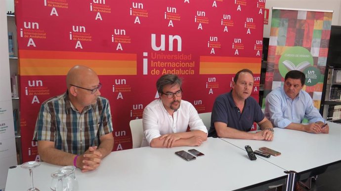 El director general de Intermediación del Gobierno andaluz, David Tronoso, en los cursos de verano de la UNIA
