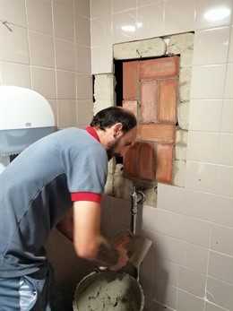 Operario trabajando en el Hospital de Jaén