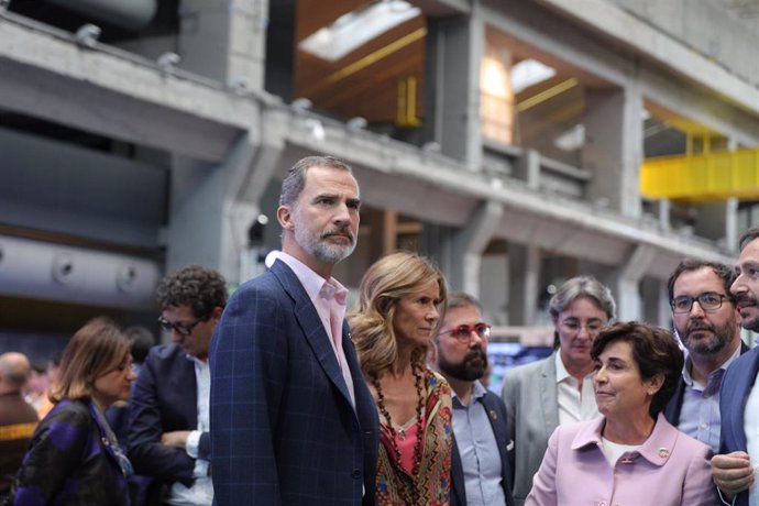 El Rey Felipe VI y la presidenta de COTEC, Cristina Garmendia, durante la inauguración en La Nave de Madrid del festival de innovación #Imperdible_04 dedicado a los Objetivos de Desarrollo Sostenible (ODS) y el cuidado del planeta.