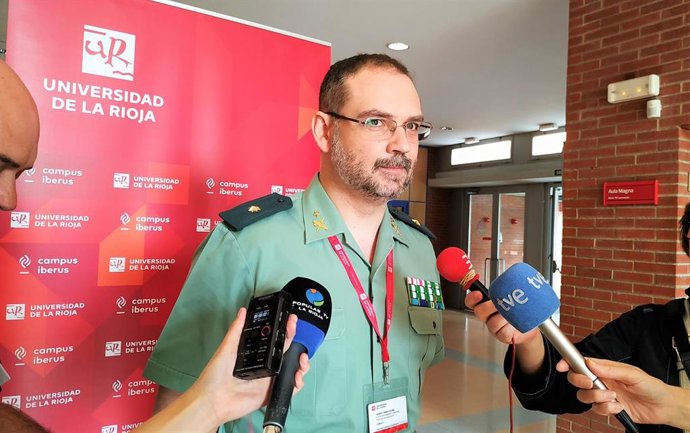Miembro de la Jefatura de Poicía Judicial durante el inicio del Curso de Verano de la UR