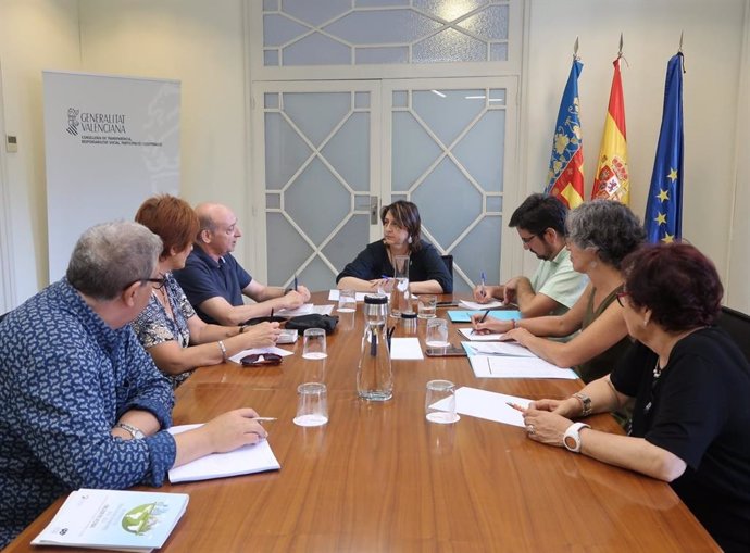 Reunión de la consellera de Participación, Rosa Pérez Garijo, con representantes de Cave-Cova