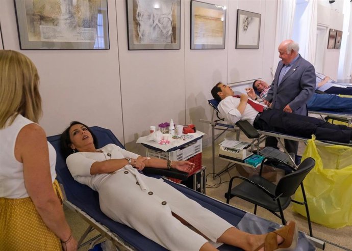 Diputados y funcionarios participan en la jornada de donación de sangre celebrada este miércoles en el Parlamento