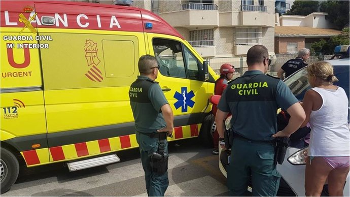 Agentes junto a equipos médicos en el rescate del hombre en cala Palangre.