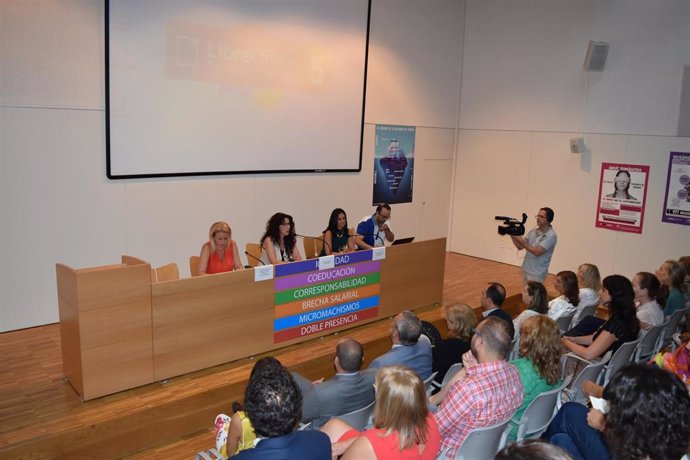 Reunión en Sevilla de la consejera de Igualdad, Rocío Ruiz, con las asociaciones para las ayudas en violencia de género.