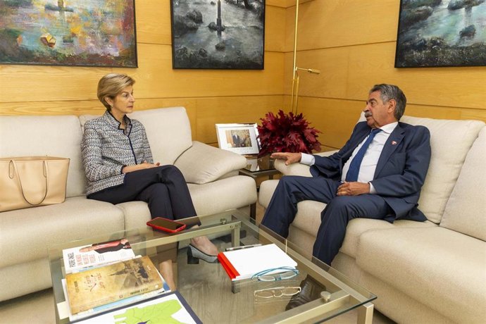 El presidente de Cantabria, Miguel Ángel Revilla, se reúne con la embajadora de Colombia en España, Carolina Barco