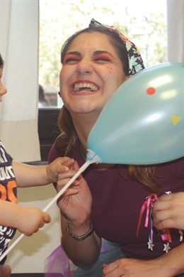 Imagen de una representación de cuentacuentos en el hospital