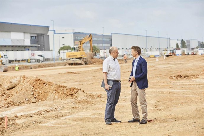 Asier Bustina, Caprabo, y Alfonso Martínez, CILSA, visitan la zona donde se construirá la nueva plataforma de producto fresco de Caprabo