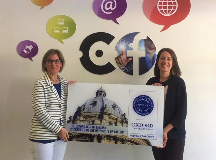 La directora de Cecot Formació, Eullia Martínez, y la representante de Oxford University Press, Laura Sánchez, entrega la placa acreditativa