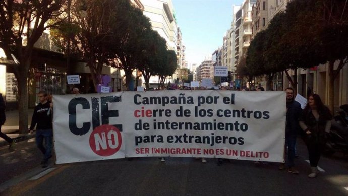 Manifestantes sostienen una pancarta durante una protesta por el cierre de  los CIES.