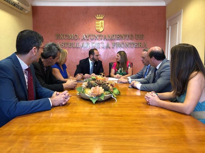 Irene García en la reunión con el equipo de gobierno del ayuntamiento de Castellar