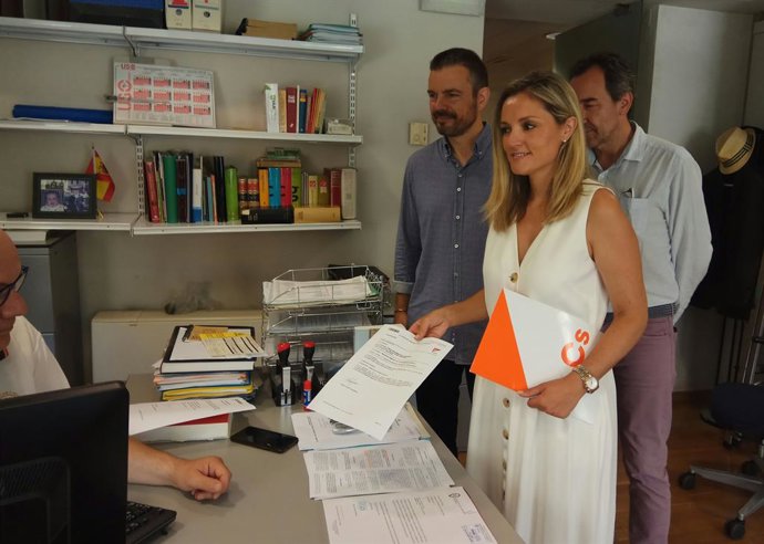 La diputada de Cs al Parlament, Patricia Guasp, presenta una pregunta en el Parlament balear 