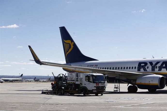 Imagen de un avión en el Aeropuerto de Adolfo Suárez-Madrid Barajas