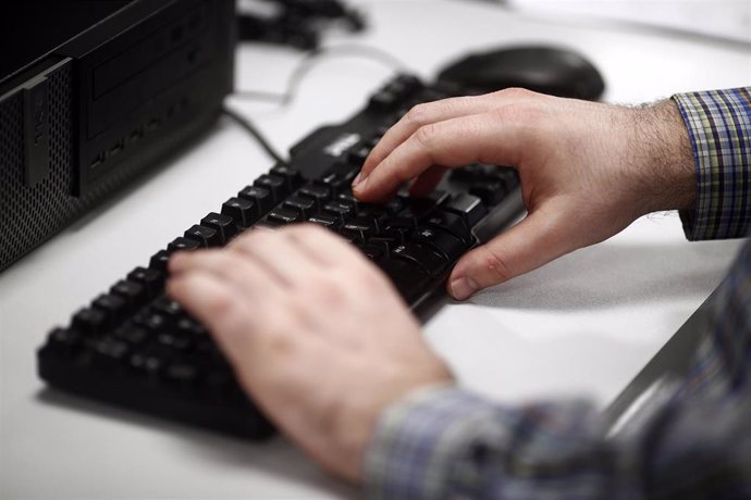 Persona redactando en un teclado.