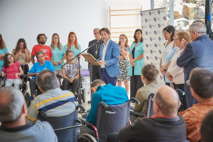 El presidente del Cabildo de Tenerife, Carlos Alonso, interviene en la inauguración de las nuevas instalaciones del Centro de Atención a personas con daño cerebral
